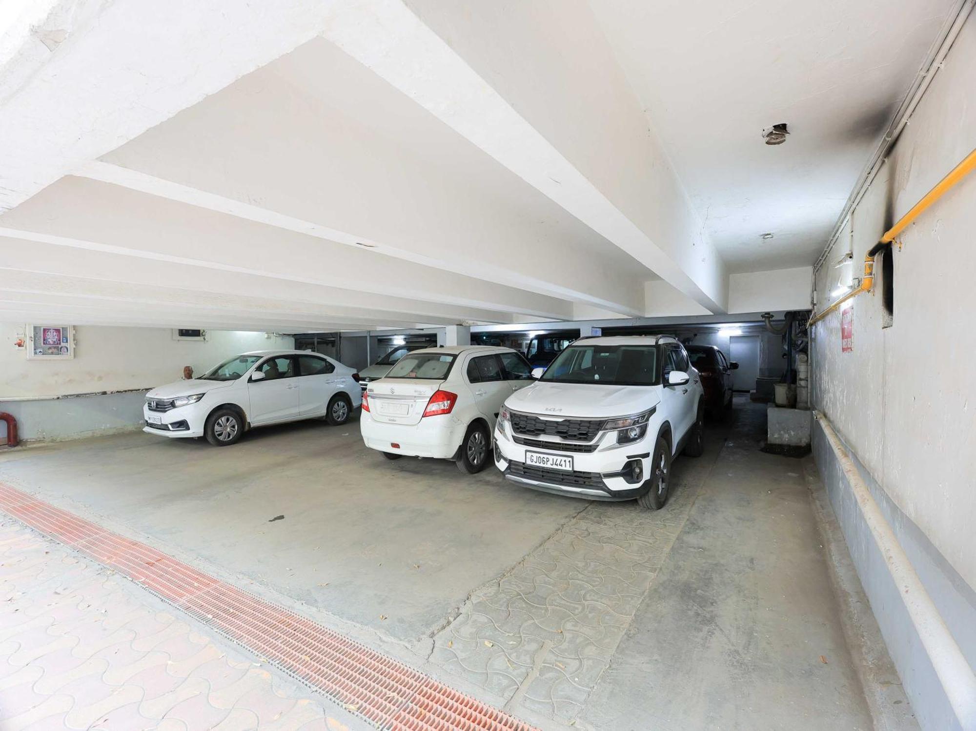 Palette Hotel Surya Vadodara Exterior foto