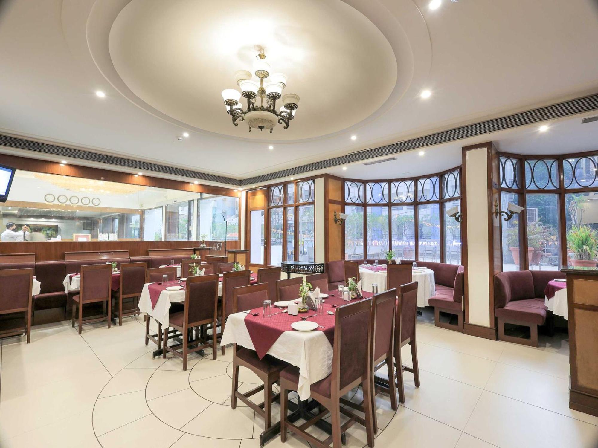 Palette Hotel Surya Vadodara Exterior foto