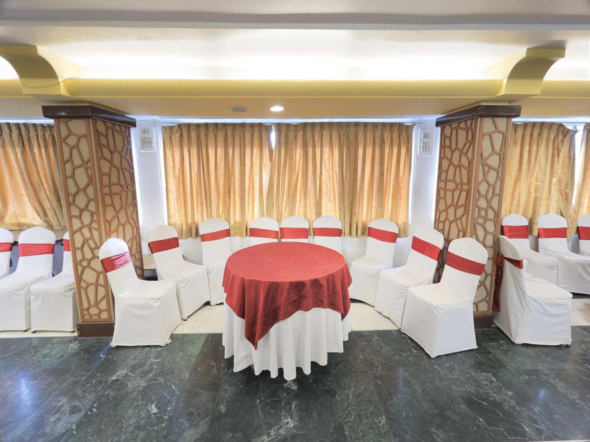 Palette Hotel Surya Vadodara Exterior foto