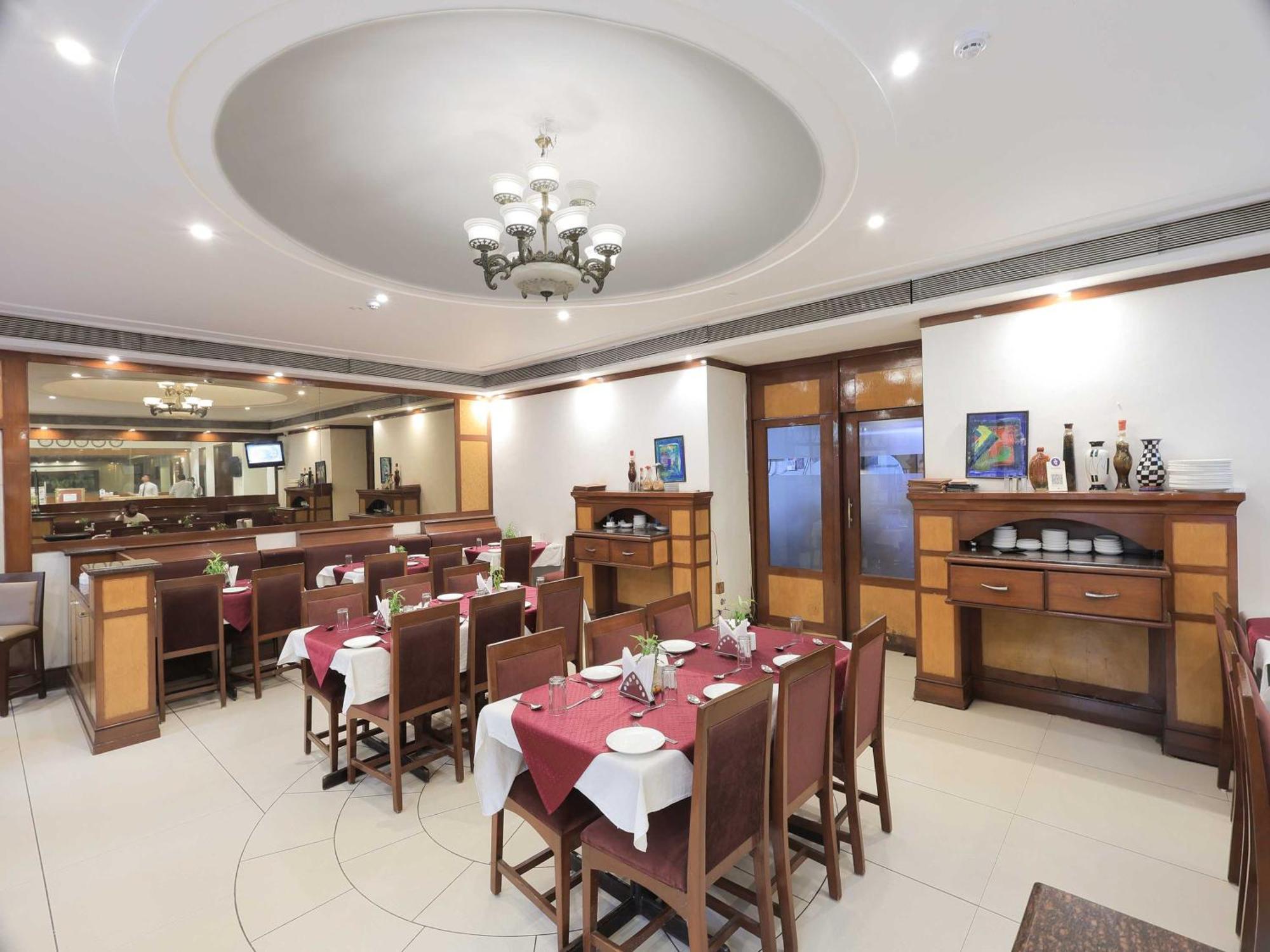 Palette Hotel Surya Vadodara Exterior foto