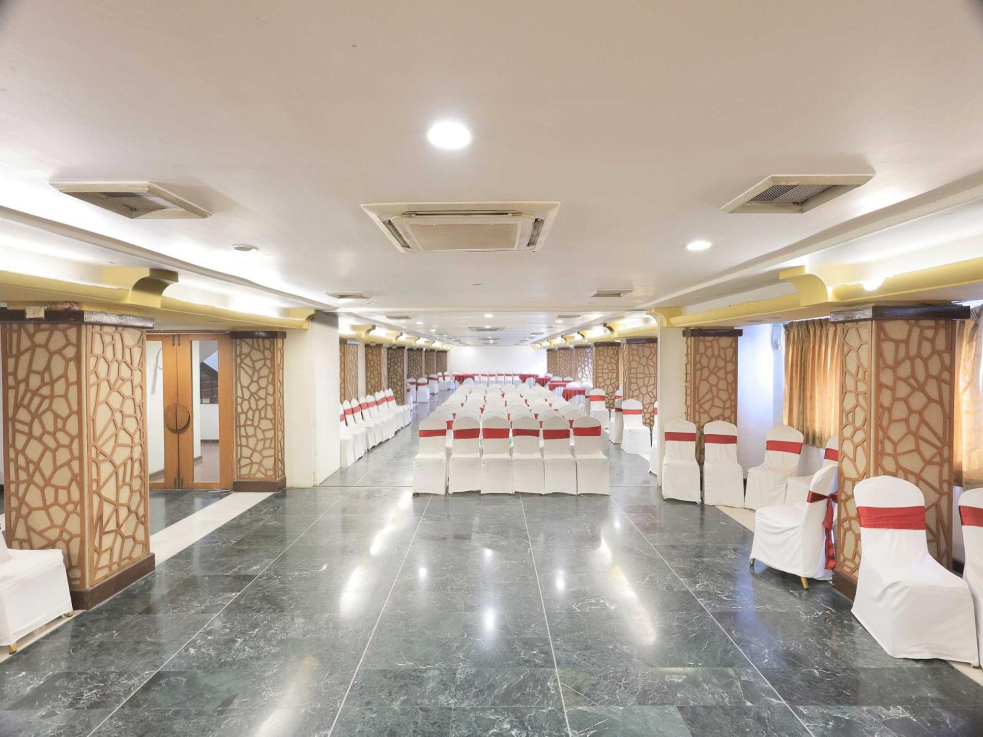 Palette Hotel Surya Vadodara Exterior foto