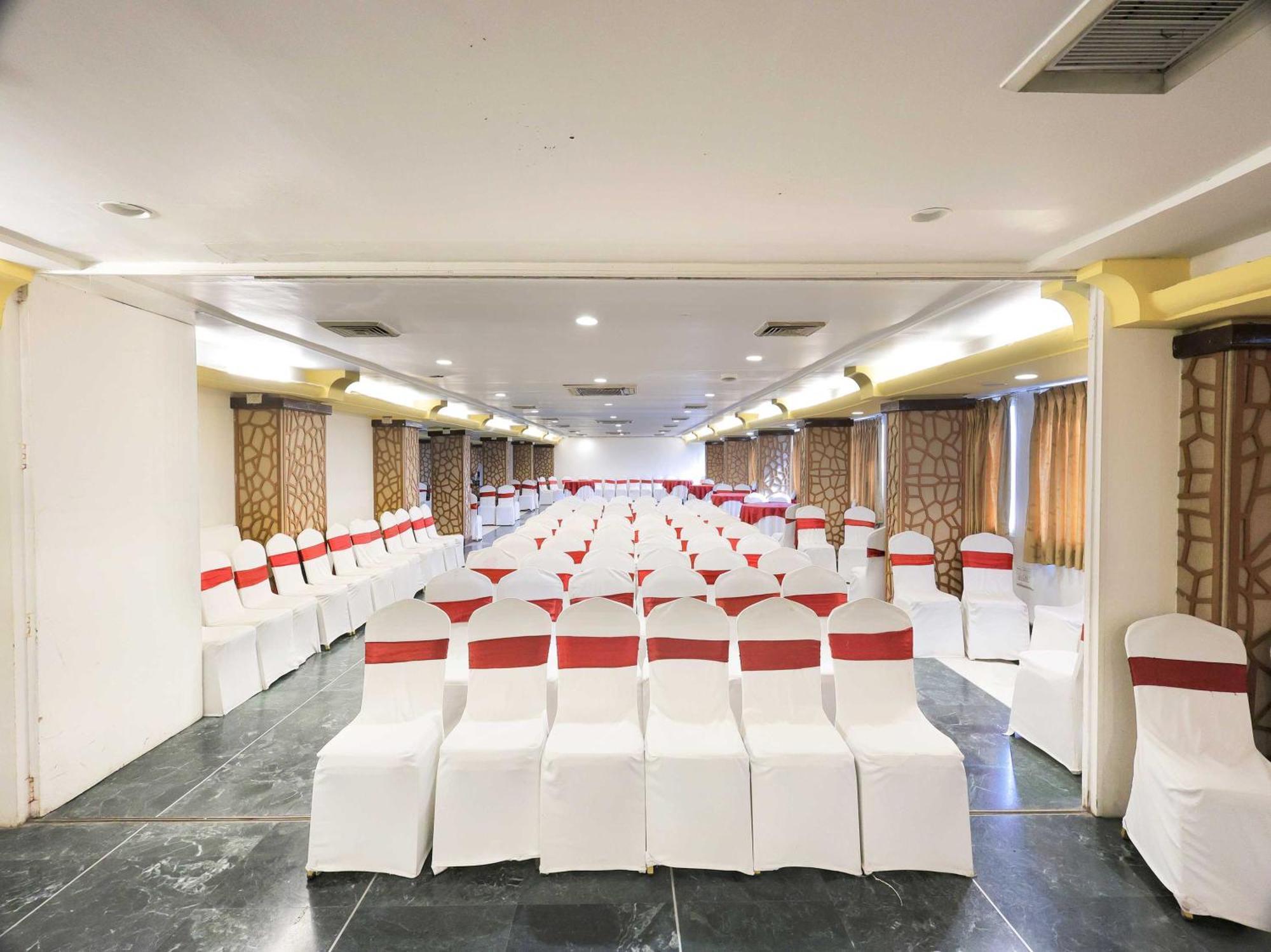 Palette Hotel Surya Vadodara Exterior foto