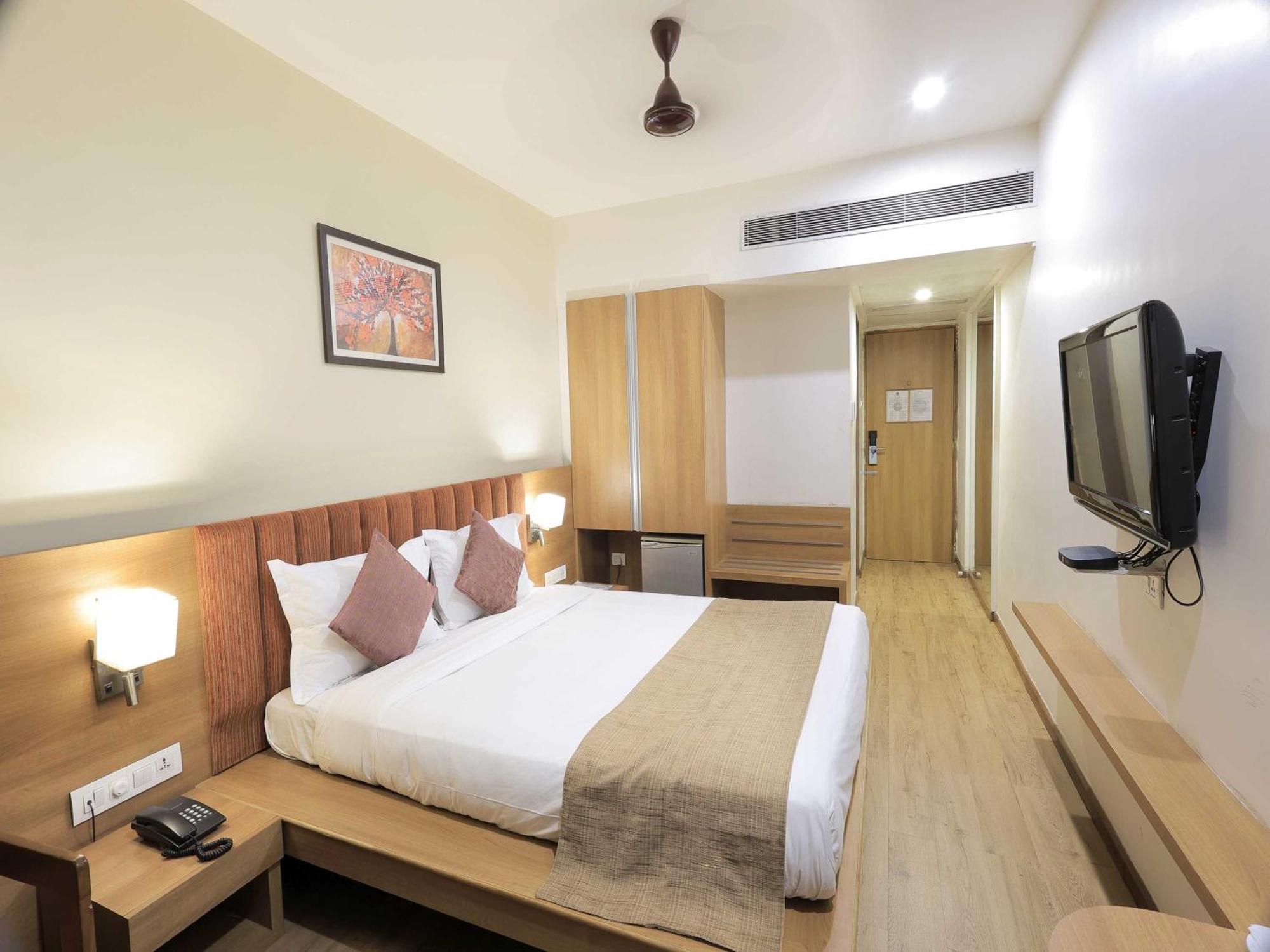 Palette Hotel Surya Vadodara Exterior foto