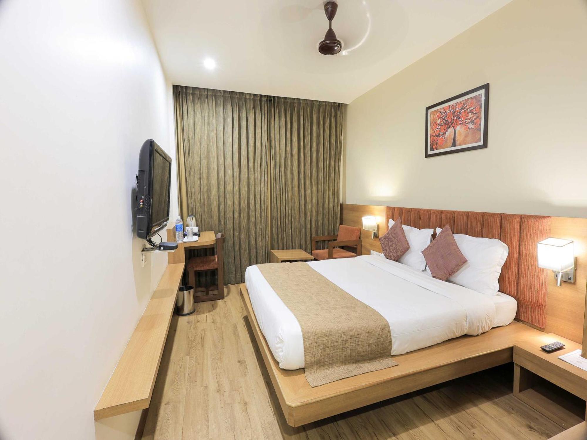 Palette Hotel Surya Vadodara Exterior foto