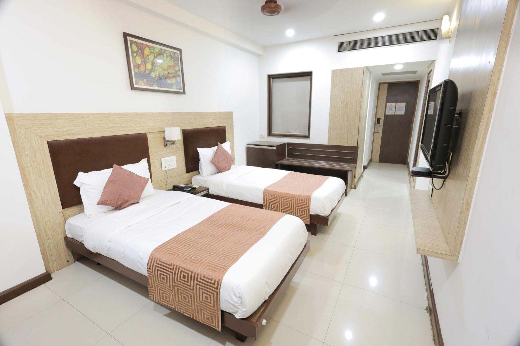 Palette Hotel Surya Vadodara Exterior foto