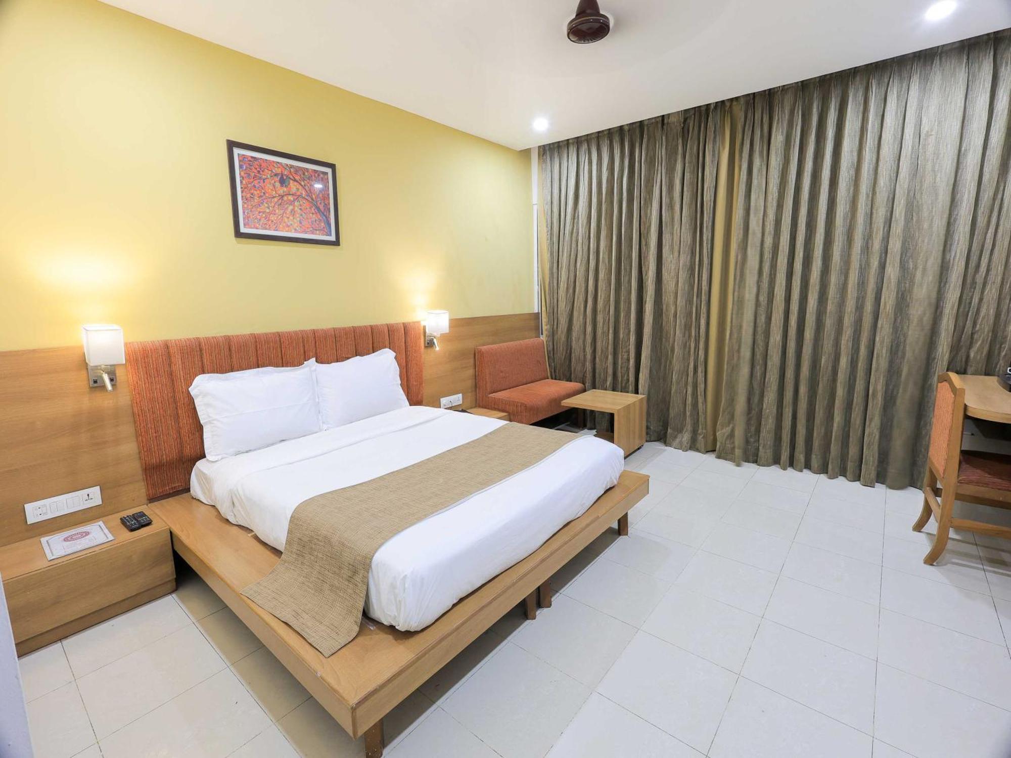 Palette Hotel Surya Vadodara Exterior foto