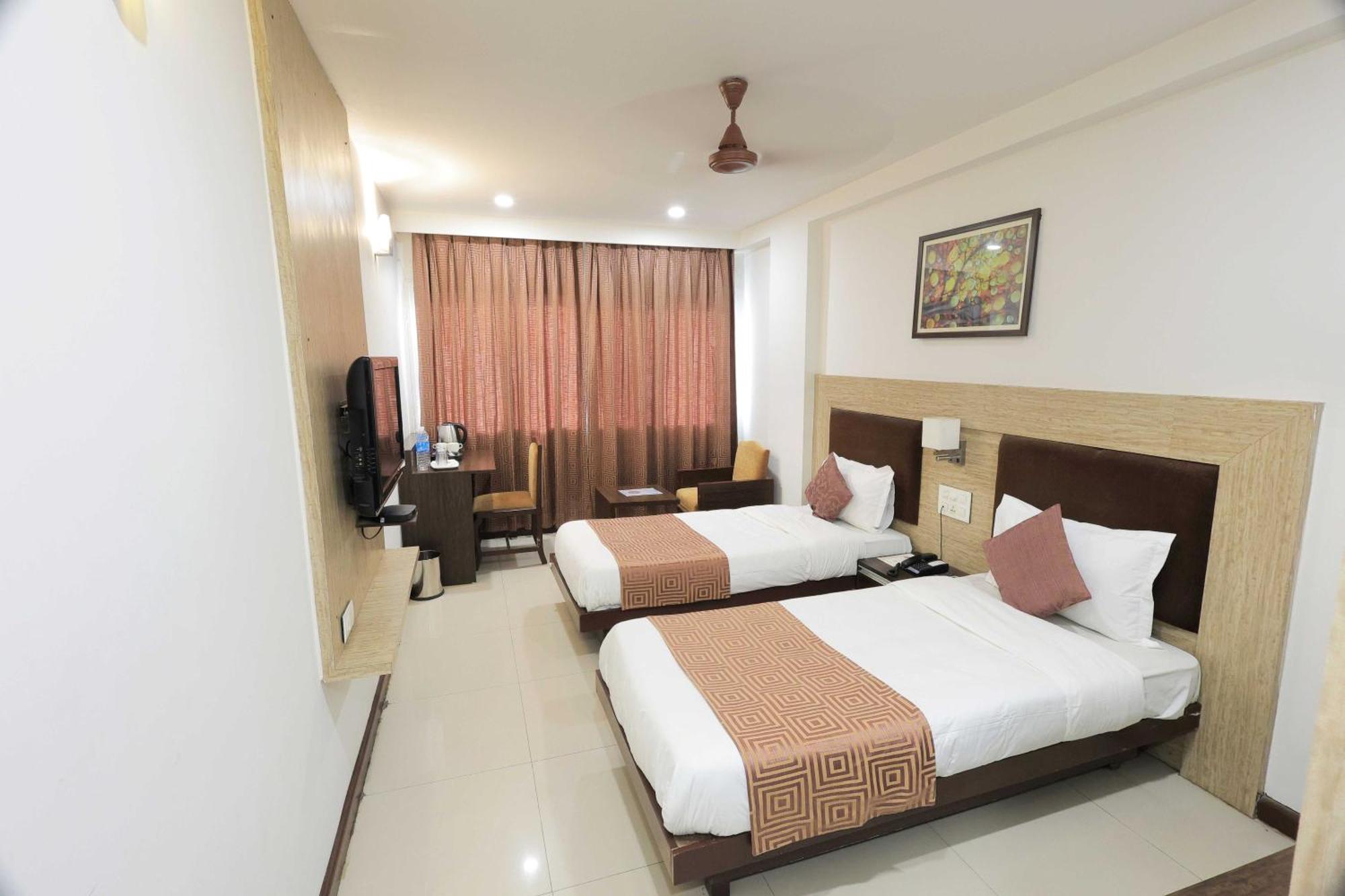 Palette Hotel Surya Vadodara Exterior foto