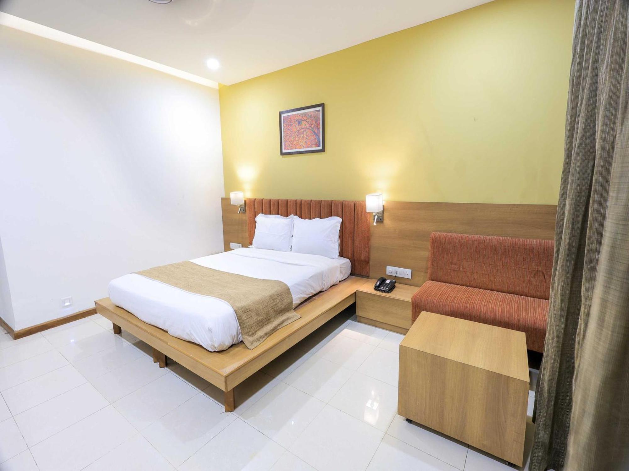 Palette Hotel Surya Vadodara Exterior foto