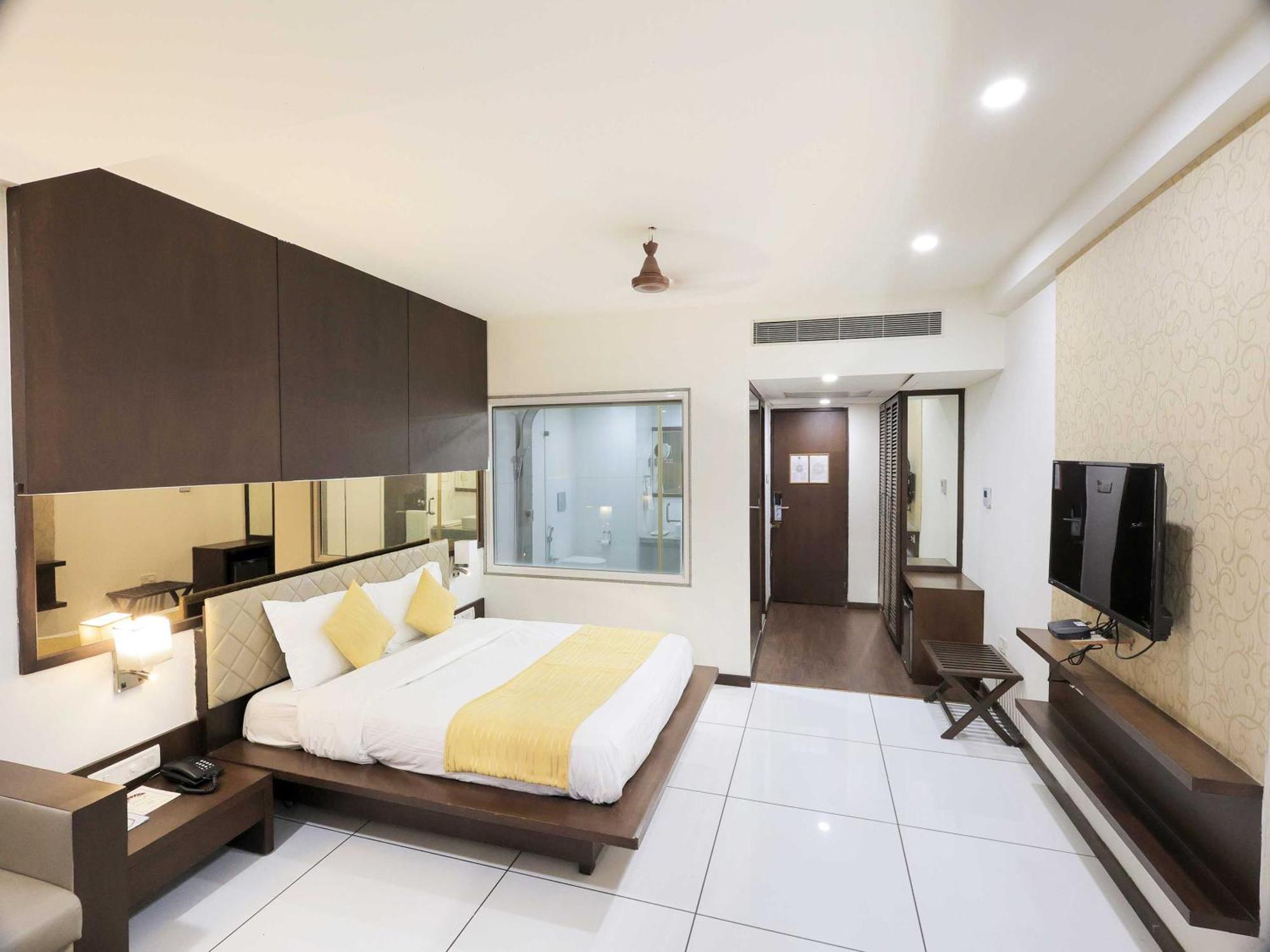 Palette Hotel Surya Vadodara Exterior foto